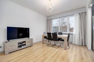 Gelegen op een centrale locatie aan de Antwerpsestraat vinden we dit verzorgd appartement van ca. 84 m² op de tweede verdieping. Dankzij de...