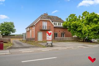 <p>Découvrez cette imposante villa commerciale individuelle avec une surface utile de plus de 360 m², située à un emplacement stratégique de premier ordre, à proximité de l’E40 et de la route d’accès au parc de recherche de Haasrode.<br /><br />Actuellement aménagée avec élégance en institut de beauté, elle peut facilement être adaptée, grâce à son agencement flexible, à sa fonction initiale de bureaux (voir photos en annexe), à une pratique multidisciplinaire, une profession libérale ou d’autres usages commerciaux.<br /><br />✨ Atouts de cette villa :<br />✔ Espaces spacieux et lumineux, idéaux pour un aménagement professionnel<br />✔ Grand jardin, parfait pour un cadre de travail verdoyant et calme<br />✔ Nombreuses possibilités de parking, à l’avant comme à l’arrière pour clients et collaborateurs<br />✔ Accès rapide : à seulement 1 minute de la sortie E40<br />✔ Étage comprenant 4 pièces séparées, chacune avec armoires encastrées et lavabo<br />✔ Entièrement sous-solée (garage, buanderie, stockage)<br />✔ Cuisine équipée<br />✔ Air conditionné<br /><br />Vous recherchez un espace commercial alliant prestige, accessibilité et flexibilité ? Cette villa est faite pour vous !<br /><br />Intéressé(e) ? Contactez-nous pour plus d’informations ou une visite au +32 16 23 21 45 ou via info@bvm-vastgoed.be<br /><br /></p>