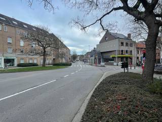 Deze Autostaanplaats is gelegen op een toplocatie vlakbij de op- en afrit van de autosnelweg en op wandelafstand van het centrum. De plaats is toegankelijk via de straat, ruim en onmiddellijk beschikbaar. Ideaal voor een student, buurtbewoner of werkende die in de buurt zijn of haar auto veilig en snel wil kunnen parkeren.<br /><br />Benieuwd? Stuur een mailtje naar ruben@bvm-vastgoed.be of bel naar het nummer +32 489 29 30 25.