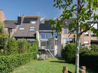 Deze architecturale bel-etagewoning is gelegen in de Hoopstraat 21, een rustige, residentiële woonwijk in Mariakerke, Oostende. De ligging biedt een uitstekende bereikbaarheid naar zowel het centrum van Oostende als de kust. Gelegen in een gegeerde buurt geniet u in deze bel-etage van ruimte en luxe in een rustige omgeving, terwijl winkels, voorzieningen en belangrijke verbindingswegen zich vlakbij bevinden. Het strand is op 10 minuten wandelafstand bereikbaar. <br /><br /><u>Troeven:</u>
<ul>
	<li>3 terrassen</li>
	<li>ruime tuin</li>
	<li>Ruime garage met extra bergruimte</li>
	<li>ruime parkeermogelijkheid</li>
	<li>zolder</li>
	<li>22 zonnepanelen (5390Wp)</li>
	<li>Parlofoon met camera</li>
	<li>Op maat gemaakte kwaliteitskeuken met Miele toestellen</li>
	<li>Design sfeer kachel</li>
	<li>Hoog kwalitatieve parket</li>
	<li>Vingerafdruktechnologie voor het openen van de deur</li>
	<li>Huisverwarming op afstand te controleren</li>
	<li>INFRAROODCABINE MEE INBEGREPEN in de prijs</li>
</ul>
<br />Elektrische keuring:<strong> conform volgens het AREI</strong> tot 09/01/2048.<br />EPC <strong>label A</strong>, 100 kWh/(m² jaar) (<strong>GEEN renovatieplicht</strong>). <br />Stedenbouwkundige inlichtingen: perceelnummer 0208N2P0000 ; woongebied, geen verkavelingsvergunning, geen rechtelijke herstelmaatregel of bestuurlijke maatregel, geen overstromingsgevoeligheid: P- score: C,  G- score: C. <br />Wenst u een bezoek in deze architecturale parel?<br />Contacteer Apers Taghnee via <strong>taghnee@ocvastgoed.be of via +32 475 42 89 58. </strong>