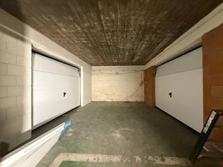Op een strategische ligging in Sint-Amandsberg, bieden wij deze ruimte te huur aan voor opslag.<br /><br />Het pand geniet van een uitstekende bereikbaarheid, met een vlotte aansluiting naar de R4 en de E17, wat zorgt voor een efficiënte verbinding richting Gent, Antwerpen en Kortrijk.<br /><br /><u>Indeling:</u>
<ul>
<li>In de kelderverdieping 78 m² - 1 open ruimte<br /></li>
<li>Gemeenschappelijke parking</li>
</ul>
<br /><u>Toegelaten activiteiten:</u>
<ul>
<li>Industriële productie</li>
<li>Ambachtelijke en verwerkende activiteiten</li>
<li>Bouw- en installatiebedrijven</li>
<li>Metaal- en machinebouw</li>
<li>Energie- en nutsactiviteiten</li>
<li>Groothandel zonder publiek karakter</li>
</ul>
<br /><u>Ligging</u>: Gentbruggestraat 169 – Sint-Amandsberg<br />Bereikbaarheid: directe verbinding met R4 en E17<br /><br />Meer info of een bezoek ter plaatse?<br />Contacteer Thomas via mail of telefonisch op 0475 32 51 89.