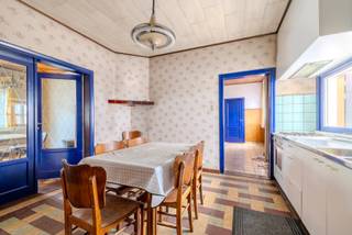 Te renoveren woning met mogelijkheid tot 4 slaapkamers nabij het centrum van Nijlen.Indeling GLV: inkom, woonkamer, keuken, inpandige garage,...