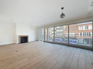 Prachtig en luxueus afgewerkt appartement te huur in het hart van Brasschaat, gelegen over het karaktervolle oude gemeentehuis.Dit uitzonderlijk...