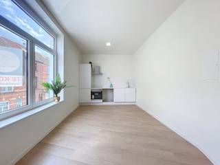 LOCATION:<br />This beautiful studio is situated on the first floor of a small-scale residential building that has been completely renovated. Public transport, schools, various shops, AZ St Lucas and Dok-Noord are all in the immediate vicinity. You are also just a few minutes’ walk from the historic city centre of Ghent, and there is a direct link to the R4. With the completion of the Verapaz Bridge and the rerouting of the R40, there will be changes to traffic flows in the Tolhuis-Sluizeken-Ham district, meaning it will also become a low-traffic area in the future.<br /><br />LAYOUT:<br />This truly move-in-ready studio comprises a cosy living and sleeping area with an open-plan kitchen fitted with all appliances and a fitted bathroom with shower and toilet.<br /><br />This property is equipped with the latest technology, such as heat pump heating (air-to-air), cooling, high-efficiency glazing, etc., resulting in a very favourable energy rating (EPC B label). <br /><br />This property is exempt from a property manager, so the service charges are virtually nil.<br /><br />For more information and/or to arrange a viewing, please call Stéphanie Eeckhout on 0472 13 28 79