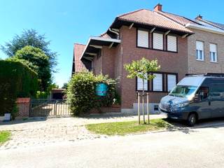 Topgelegen KARAKTERVOLLE HOB op 1638m2! Handige GARAGE, grote TUIN. INDELING: inkom en traphal, toilet, bureau, gezellige leefruimte, keuken...