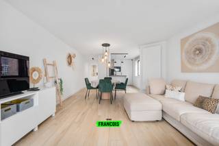 Op de tweede verdieping bevindt zich dit prachtig totaal gerenoveerde appartement met een bewoonbare oppervlakte van 85 m². Dankzij de uiterst centrale ligging woont u hier op wandelafstand van winkels, het centrum en het strand, wat deze eigendom bijzonder aantrekkelijk maakt als vaste woonst, tweede verblijf of investering.<br /><br />Het appartement verwelkomt u in een ruime inkomhal die toegang biedt tot de lichtrijke leefruimte met aanpalende open keuken. De moderne keuken is volledig uitgerust met alle nodige toestellen en hedendaags comfort. Aansluitend bevindt zich een praktische berging met aansluiting voor wasmachine en droogkast.<br /><br />Verder beschikt het appartement over twee ruime en volwaardige slaapkamers. De stijlvolle badkamer is voorzien van een dubbele lavabo en een inloopdouche. Daarnaast is er een apart gastentoilet aanwezig.<br /><br />De recente totaalrenovatie garandeert een hoogwaardige afwerking en hedendaags wooncomfort. Bovendien is het appartement volledig instapklaar dankzij een gunstige EPC-score en een conforme elektrische keuring. Tot slot is er ook een ruime kelderberging inbegrepen, wat zorgt voor extra opbergruimte.<br /><br />Belangrijke troef, het is mogelijk om een autostaanplaats aan te kopen tegen een meerprijs van 60.000,- euro.<br /><br />Bent u op zoek naar een kwalitatief afgewerkt appartement op een topligging in Blankenberge, dan is dit zonder twijfel een bezoek waard.<br /><br />