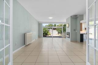 [[ DIT PAND NEEMT DEEL AAN DE ERA OPEN HUIZEN DAG OP 19/9 VAN 14:30 TOT 15:30 ]]
<p>Te koop: Tweewoonst in de Varentstraat, centraal gelegen in Opstal, nabij scholen, openbaar vervoer en het treinstation.</p>

<p>Deze woning biedt een uitstekende investeringskans. Alsook een ideale meergezinswoning. Met meerdere ruime slaapkamers, een directe verhuurmogelijkheid en een goede locatie dicht bij alle voorzieningen, is dit pand ideaal voor wie op zoek is naar rendement. De EPC-score B voor het gelijkvloers maakt het energiezuinig en aantrekkelijk voor huurders. Het bovenste appartement heeft EPC F en hier geld renovatieplicht.</p>

<p>Belangrijkste ruimtes:</p>

<p>Appartement 1:<br />• Ruime living (39 m²) met veel lichtinval<br />• Twee slaapkamers (12 m², 15 m²)<br />• Badkamer: met ligbad, toilet en dubbele wastafel (10 m²)<br />• Garage (28 m²)<br />• Bureel (19 m²)<br />• Tuinhuis (31 m²)</p>

<p>Appartement 2:<br />• Tweede living (28 m²) voor extra wooncomfort<br />• Twee slaapkamers (8 m² en 18 m²)<br />• Badkamer: met douche en toilet (4 m²),</p>

<p>Troeven:<br />• Meerdere ruime slaapkamers<br />• Onmiddellijk verhuurbaar met goed rendement<br />• Goeie locatie dichtbij alle voorzieningen</p>

<p>Neem vandaag nog contact op met je ERA-makelaar voor een bezoek. JOUW DROOMWONING. ZO GEVONDEN!</p>