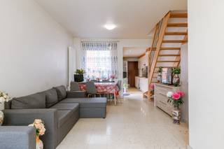 🏡 Instapklare woning met 3 slaapkamers en tuin nabij centrum van RoeselareDeze woning is rustig gelegen in de Koornstraat, op korte afstand van het...