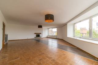 Voor aanvragen van bezoeken gelieve deze link te raadplegen : https://mijnhuurprofiel.be/property/5feedf9d-1fe8-46c3-a7c2-ee87bed3bcc2 ! Pour visiter veuillez faire votre demande via le lien suivant: https://mijnhuurprofiel.be/property/5feedf9d-1fe8-46c3-a7c2-ee87bed3bcc2 ! Een zeer ruim appartement met 2 slaapkamers gelegen op de 3de verdieping in het centrum van Halle (J. Possozplein nr.1)! Bestaande uit: Op de derde verdieping: inkomhal met 2 inbouwkasten - vestiaire (15.34m²), grote living/eetplaats met sierschouw (58.34m²), semi-ingerichte keuken (11.71m² - verlek, kookfornuis, damkap, koelkast), 2 slaapkamers (elk met balkon - 19.80m² + 0.93m² / 15.65m² + 1.47m²), badkamer (3.42m² - lavabo + douche), toilet (1.22m²). Buitenschrijnwerk ALU dubbel glas . Individuele centrale verwarming gas (VAILLANT). EPC: 561 Kwh/m² kWh/m² - UC: 3713111 - label F. Gemeenschappelijke lasten: 60 EUR (inclusief voorschot water: 50 euro). Nutsvoorzieningen: individuele tellers water, elektriciteit, gas. Geen lift in het gebouw! Netto bewoonbare oppervlakte: 125.48m².