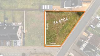 <p>Voor meer info of een bezoek, bel 053 59 49 34 - Teralfene (Affligem) – In een aangename en rustige woonomgeving biedt Topo-Immo u deze <strong>bouwgrond </strong>aan,<strong> ideaal voor het realiseren van een luxueuze open bebouwing</strong>. Het perceel leent zich perfect voor wie een energiezuinige gezinswoning wil bouwen, binnen duidelijke en gunstige stedenbouwkundige voorschriften. <strong>De toegelaten bouwbreedte bedraagt 9 meter en de bouwdiepte 12 meter, zowel op het gelijkvloers als op de verdieping.</strong> Dit biedt ruime mogelijkheden voor een comfortabele woning met een praktische indeling en hedendaags wooncomfort. U kunt vlot bouwen en de afwerking volledig afstemmen op uw eigen smaak en wensen. Daarnaast is er<strong> reeds een vergunde optie beschikbaar met een doordachte indeling</strong>, bestaande uit een ruime inkomhal, leefruimte met open keuken, berging/wasplaats, bureau, drie slaapkamers, twee badkamers en twee aparte toiletten. Ook de ligging is een belangrijke troef. De bouwgrond is gelegen in Teralfene, op korte afstand van de E40, met een vlotte verbinding naar Brussel en de as Aalst–Gent. Winkels, scholen en openbaar vervoer bevinden zich eveneens in de nabije omgeving. (Maatregelenregister in aanvraag)</p>
