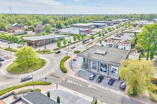 Aan de drukbezochte Hasseltweg te Genk, gelegen tussen diverse grote ketens (McDonalds, AS Adventure, Lidl, JYSK…), wordt dit pand in...