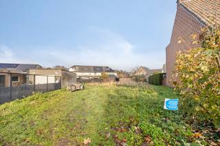 Ontdek deze uitstekend gelegen bouwgrond van 523 m² voor halfopen bebouwing, rustig gelegen in een aangename straat in De Klinge, op wandelafstand van het centrum en alle voorzieningen.<br /><br />De bouwgrond is noordwest gericht en biedt tal van mogelijkheden voor wie zijn droomwoning volledig naar eigen smaak wil realiseren.<br /><br />Een groot pluspunt: er is geen bouwverplichting!<br />U bouwt wanneer en hoe u dat zelf wenst, binnen de geldende voorschriften.<br /><br />Ben je op zoek naar een mooi perceel op een rustige locatie, maar toch met een vlotte verbinding richting Sint-Gillis-Waas, St-Niklaas en Nederland? Dan is dit een buitenkans.<br /><br />Interesse of meer info? Bel 052/46.38.03<br />Of mail naar info@uw-huis.be