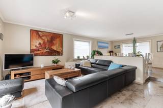 <p>Ontdek deze prachtige villa gelegen in een rustige en groene omgeving aan de Winkelwarande 22 in Sint-Kruis-Winkel. Deze stijlvolle woning, gebouwd in 1988, combineert ruimte, comfort en een hoogwaardige afwerking tot een uitzonderlijk geheel.</p>
<p>De villa bevindt zich op een royaal perceel van 1.315 m² en biedt een indrukwekkende bewoonbare oppervlakte van maar liefst 216 m². Doorheen de jaren werd de woning met de grootste zorg onderhouden, steeds uitgevoerd door professionals en met oog voor kwaliteit en duurzaamheid. Hierdoor verkeert het pand in uitstekende staat van onderhoud.</p>
<p>Binnen geniet u van een luxueuze afwerking en een aangename, warme sfeer. De ruime leefruimtes zorgen voor veel natuurlijk licht en een optimaal wooncomfort, ideaal voor gezinnen of liefhebbers van stijlvol wonen.</p>
<p>Ook buiten is het heerlijk vertoeven. De prachtig aangelegde tuin vormt een ware oase van rust waar u in alle privacy kunt ontspannen. De zwemvijver zorgt voor een exclusieve en natuurlijke uitstraling en maakt van deze tuin de perfecte plek om te genieten tijdens zonnige dagen en gezellige avonden.</p>
<p>Deze villa biedt een unieke combinatie van ruimte, luxe, rust en kwaliteit op een gegeerde locatie. Een uitzonderlijke woning voor wie op zoek is naar comfortabel en zorgeloos wonen in een groene omgeving.<br /><br /><strong>UW DROOMWONING? ZO GEVONDEN!</strong></p>