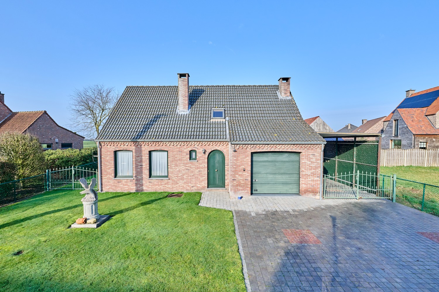 Charmante landelijk gelegen eengezinswoning volledig onderkeldert en ruime vrijstaande garage - foto 1