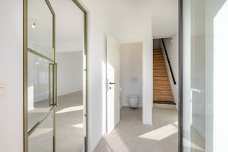 <p><span>Op zoek naar een ruime en instapklare woning met een grote tuin, voldoende parkeergelegenheid en heel wat uitbreidingsmogelijkheden? Dan is deze gerenoveerde halfopen bebouwing in Wichelen absoluut het ontdekken waard.</span></p><p><span> </span></p><p><span>De woning combineert hedendaags wooncomfort met een praktische indeling. Bij het binnenkomen vinden we een aangename inkomhal die toegang geeft tot de ruime leefruimte en de volledig ingerichte keuken. Aansluitend bevindt zich een grote berging/wasplaats, ideaal voor extra opslag en praktisch gebruik.</span></p><p><span> </span></p><p><span>Op de eerste verdieping beschikt de woning over drie volwaardige slaapkamers en een luxueus ingerichte badkamer met ligbad, ruime inloopdouche, toilet en lavabomeubel. Een extra troef is de ruime zolderverdieping, die nog tal van mogelijkheden biedt. Deze kan verder worden ingericht als polyvalente ruimte, hobbykamer of zelfs als twee bijkomende slaapkamers.</span></p><p><span> </span></p><p><span>Buiten geniet de woning van een groot en zonnig perceel van maar liefst 589 m². De ruime zongerichte tuin biedt volop mogelijkheden om te genieten, te ontspannen of gezellig te tafelen met familie en vrienden. Daarnaast beschikt de woning over een aparte garage en een ruime oprit met plaats voor maar liefst drie wagens.</span></p><p><span> </span></p><p><span>Dankzij de verwarming via een warmtepomp is de woning bovendien energiezuinig en klaar voor de toekomst.</span></p><p><span> </span></p><p><span>Een ruime, gerenoveerde gezinswoning met 3 slaapkamers, een grote zolder, zonnige tuin, garage en uitstekende parkeermogelijkheden. Een woning met veel comfort én nog heel wat potentieel, gelegen in een aangename omgeving te Wichelen.</span></p><p><span> </span></p><p><span>Voor meer informatie of een bezoek contacteert u Timothy van Immo Zone op 0474/ 41. 28. 40.</span></p><p><span> </span></p>