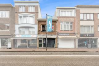 <p>Te koop: gesloten opbrengsteigendom in het centrum van Hoboken, op korte afstand van winkels, openbaar vervoer, scholen en belangrijke invalswegen.<br /><br />Dit te renoveren pand uit 1850 biedt veel potentieel voor wie op zoek is naar een investering of een combinatie van wonen en werken. Dankzij de centrale ligging geniet u van een vlotte verbinding naar Antwerpen en omliggende gemeenten. De aangename tuin achteraan vormt een extra troef, ideaal voor privégebruik of commerciële invulling.<br /><br /><br />Belangrijkste ruimtes:<br />• Handelsruimte aan straatzijde, geschikt voor diverse commerciële activiteiten.<br />• Appartement met basisvoorzieningen, klaar om naar eigen smaak te moderniseren.<br />• Achterliggende tuin, een rustige buitenruimte met mogelijkheden.<br /><br />Troeven:<br />• Centrale ligging in Hoboken, nabij winkels, openbaar vervoer, scholen en invalswegen.<br />• Te renoveren eigendom met veel potentieel.<br />• Aangename buitenruimte met tuin achteraan.<br /><br />Neem vandaag nog contact op met uw ERA-makelaar voor een bezoek.<br /><br />JOUW DROOMOPBRENGSTEIGENDOM. ZO GEVONDEN!</p>