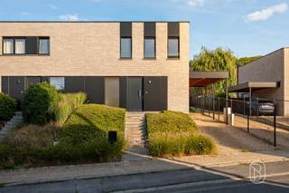 Deze recente halfopen woning uit 2021 ligt in het centrum van Anzegem, op wandelafstand van winkels, scholen en dagelijkse voorzieningen.Verkoop onder registratierechten mogelijk! Een hedendaagse woning met een praktische indeling, veel licht en een aangenaam gevoel van ruimte. Omheinde tuin, terras, oprit en carport, en alle modern comfort. De woning is bovendien perfect onderhouden en recent volledig geschilderd.Op het gelijkvloers: een inkomhal met gastentoilet, een lichtrijke leefruimte met open keuken en aansluitende berging. Vanuit de leefruimte kijk je uit op het terras en de tuin.Boven zijn er drie volwaardige slaapkamers, een extra bergruimte, apart toilet en een ruime badkamer met zowel inloopdouche als bad.De troeven: recente bouw uit 2021, 3 slaapkamers, 6 zonnepanelen, energiezuinig, onderhoudsvriendelijke tuin en terrasrecent volledig geschilderdEen recente woning met alles wat je vandaag zoekt: comfortabel, energiezuinig en goed gelegen.