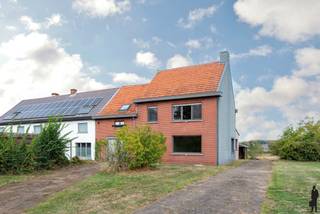 <h3><strong>HOB met prachtig vergezicht op groen – te renoveren woning met 3 SLK's en garage te Rotselaar.</strong></h3>
<p>RICHTPRIJS: 310.000€ <br />In een rustige, groene omgeving te <strong>Rotselaar</strong> vinden we deze <strong>halfopen bebouwing</strong> met <strong>drie slaapkamers</strong>, een <strong>ruime garage</strong> en een <strong>onafgewerkte zolder</strong>. De woning biedt een uitstekende basis voor wie op zoek is naar een renovatieproject met potentieel en houdt van wonen met zicht op natuur.</p>
<h4><strong>Indeling</strong></h4>
<ul>
<li>
<p><strong>Gelijkvloers:</strong><br />De inkomhal met gastentoilet geeft toegang tot de<strong> leefruimte</strong> met aansluitend de <strong>keuken</strong>, die uitgeeft op een handige <strong>wasplaats</strong>. <br />Verder is er een <strong>badkamer</strong> en een <strong>ruime garage/berging</strong> met extra plaats voor fietsen of gereedschap. Achteraan is een aparte ruimte voorzien voor de <strong>mazoutinstallatie</strong>.</p>
</li>
<li>
<p><strong>Verdieping:</strong><br />Op de eerste verdieping bevinden zich <strong>drie slaapkamers</strong> en een <strong>bureau</strong>, ideaal als thuiswerkruimte. Er is bovendien een tweede <strong>badkamer</strong> en een apart <strong>toilet</strong>.</p>
</li>
<li>
<p><strong>Zolder:</strong><br />De <strong>onafgewerkte zolder</strong> biedt bijkomende uitbreidingsmogelijkheden, bijvoorbeeld voor een extra slaapkamer, hobbyruimte of berging.</p>
</li>
</ul>
<h4><strong>Troeven:</strong></h4>
<ul>
<li>
<p>Prachtig <strong>verzicht op groen</strong></p>
</li>
<li>
<p><strong>Ruime bewoonbare oppervlakte</strong> met uitbreidingspotentieel</p>
</li>
<li>
<p><strong>Garage</strong> en praktische indeling</p>
</li>
<li>
<p><strong>Halfopen bebouwing</strong> met veel lichtinval</p>
</li>
<li>
<p><strong>Renovatieproject</strong> met tal van mogelijkheden</p>
</li>
</ul>
<h4><strong>Kortom:</strong></h4>
<p>Deze woning is ideaal voor wie graag zelf de handen uit de mouwen steekt en op zoek is naar een huis met karakter, ruimte én een groene omgeving. Na renovatie wordt dit een prachtige gezinswoning op een toplocatie in Rotselaar.</p>