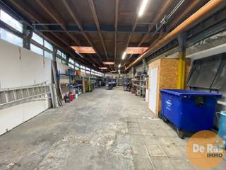 Unieke opportuniteit: Loods van 190 m² met ruime achterliggende tuin in het centrum van Erembodegem (Aalst).,<br /><br />Deze loods situeert zich vlakbij de Brusselsesteenweg (verbinding Aalst - Asse). Van hieruit bereikt U vlot alle omliggende randgemeentes.<br />Door de aanwezigheid van een automatische poort en aluminium toegangsdeur is het pand vlot toegankelijk en kan er binnen worden geparkeerd. De ruimte bedraagt 190m².<br />Voorzien van toilet, wateraansluiting en conforme elektriciteit — ideaal voor opslag, atelier, dubbele garage of andere invulling.<br />Tevens is er achterliggend nog een mooi perceel tuingrond inbegrepen van 5a 27ca. Ideaal om buitenwerk te verrichten.<br /><br />Interesse in deze veelzijdige ruimte? Neem gerust contact op voor meer info of een bezichtiging.