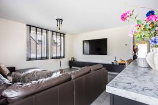 <p><strong>Recent appartement </strong>vlakbij het centrum van St. Job in t Goor.</p>
<p>Verschillende winkels op wandelafstand, openbaar vervoer stopt voor de deur, snelweg E19 op 1km, het jaagpad langsheen het kanaal met fiets- en wandelroutes op 150m.</p>
<p>Het appartement, opgericht in 2021, is 89m² groot met volgende indeling: gemeenschappelijke delen met open hal structuur, privé inkomhal met inbouw schoenkast, lichtrijke woonkamer (35m²) met zicht op het Lochtenbergplein, open keuken met eiland met zitgedeelte, kastenwand met inbouwtoestellen, slaapkamer 1 (13m²) met inbouw kastenwand, slaapkamer 2 (8,5m²), badkamer met ruime inloopdouche, meubel en toilet, aparte berging met CV brander en aansluiting wasmachine.</p>
<p>In de ondergrondse verdieping een privé autostaanplaats, privé kelderberging en gemeenschappelijke fietsenberging. <strong>De berging en autostaanplaats zijn inclusief de vraagprijs!</strong></p>
<p>Grenzend aan de woonkamer het terras (6m²) met west-oriëntatie. Hier kan je van de avondzon genieten met zicht op het nieuw aangelegde plein.</p>
<p>Het appartement is <strong>zeer goed onderhouden</strong> en werd afgewerkt met oog voor detail zoals inbouw kraanwerk en sierradiator in de badkamer, keukentoestellen SIEMENS, terrasvloer in hardhout, ramen in ALU, inbouwkasten, ventilatiesysteem, …. echt een gezellig en aangenaam appartement waar je kan intrekken <strong>zonder extra renovatiekosten of werk</strong>.</p>
<p><strong><u>ENERGIELABEL A = E32 = 45 kWh/m²/jaar</u></strong>.</p>
<p>Interesse in een mooi verzorgd appartement op wandelafstand van het kanaal? <br />Bel of mail ons voor een vrijblijvend bezoek.</p>
<p>Stedenbouwkundige informatie in aanvraag.</p>