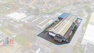 Veelzijdig bedrijfsgebouw met een totale oppervlakte van <strong>5.952 m²</strong>. De ligging in Aalter, nabij belangrijke verkeersknooppunten zoals de E40 en de N44, zorgt voor een uitstekende bereikbaarheid zowel regionaal als nationaal.<br /><br />De <strong>opslagruimte</strong> beslaat <strong>4.214 m²</strong> en biedt voldoende mogelijkheden voor stockage, logistiek of productie. De <strong>buitenruimte </strong>van<strong> 1.538 m² </strong>is uitgerust met een rolbrug. <strong>Kantoren</strong> met een oppervlakte van <strong>200 m².</strong> Ruime parkeer- en manoeuvreerruimte op de verharde site.<br /><br />Heeft u interesse of wenst u graag meer details over dit aanbod? Aarzel dan niet om contact op te nemen met <strong>PANORAMA B2B</strong> voor bijkomende informatie, gedetailleerde plannen of om een vrijblijvend plaatsbezoek in te plannen. U kunt ons bereiken op het nummer<strong> 09 219 90 20</strong>. 