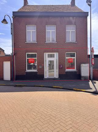 Veel commerciëler dan de locatie van dit stulpje wordt het niet, toch? Knal in de dorpskern, ‘n handelspand met erg zichtbare gevel, parkeergelegenheid op eigen terrein, publieke parkeerplaatsen op wandelafstand én geschikt voor diverse doeleinden!<br /><br />Graag een plan op maat? No worries, we denken graag met je mee.<br /><br />Momenteel bestaat het pand uit 2 polyvalente ruimtes (waarvan 1 met watervoorziening), een veranda, 2 kamers/archiefruimtes, een badkamer, een wasplaats/bijkeuken en toiletten.<br /><br />Achter het gebouw is nog een tuin of parking, toegankelijk via je eigen oprit. Er is een garage voor 1 wagen.