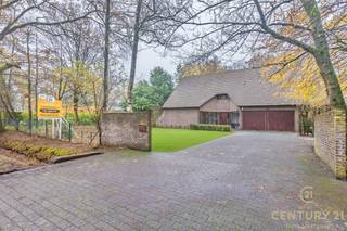 <p><strong>In een prachtig groene, rustige villawijk van Oud-Turnhout bevindt zich deze uitstekend onderhouden villa, gelegen op een royaal perceel van 2.789 m².</strong><br />Wie houdt van ruimte, licht en een harmonieuze verbinding met de natuur, voelt zich hier meteen thuis. De woning beschikt onder meer over een bijzonder ruime leefruimte, een gezellige leefkeuken, vijf volwaardige slaapkamers, een kantoorruimte en een dubbele garage. De weelderige tuin is een waar rustoord en geniet dankzij de zuidwestoriëntatie de hele dag door van zon. <br /><br /><strong>Bovendien geniet u van een uitstekende bereikbaarheid, op slechts 25 minuten van zowel Eindhoven (NL) als Antwerpen (BE) – ideaal voor wie centraal én rustig wil wonen.</strong><br /><br />De woning is op te frissen, waardoor u de perfecte kans krijgt om ze volledig naar uw smaak te moderniseren.</p>
<p><strong>Gelijkvloers</strong><br />Bij het binnenkomen word je verwelkomd in een stijlvolle, centrale inkomhal met gastentoilet en vestiaire. Links bevindt zich een praktische kantoorruimte—ideaal om rustig te werken van thuis uit—terwijl je rechts toegang hebt tot de dubbele, inpandige garage.</p>
<p>De leefruimtes bevinden zich aan de achterzijde van de woning en baden door de grote raampartijen in een overvloed aan natuurlijk licht. Vanuit zowel de zit- als eethoek heb je een prachtig zicht op de groene tuin. De warme travertinvloer geeft het geheel een elegante en tijdloze uitstraling.</p>
<p>De aangrenzende leefkeuken is uitgerust met kwalitatieve Miele-toestellen en biedt plaats aan een gezellige eethoek. In de aansluitende veranda is het heerlijk ontspannen met zicht op de tuin. Een aparte zij-ingang brengt je naar de wasplaats met douche en een extra bergruimte—ideaal voor gezinnen die houden van orde en functionaliteit.</p>
<p><strong>Eerste verdieping</strong><br />De stijlvolle travertintrap leidt naar de eerste verdieping, waar maar liefst vier ruime slaapkamers te vinden zijn. Drie hiervan zijn uitgerust met een eigen lavabo en bieden toegang tot het achterliggende terras. De vijfde slaapkamer grenst aan de badkamer, die tevens bereikbaar is via de nachthal. De volledig uitgeruste badkamer beschikt over een ligbad, dubbele wastafel, douche en toilet.</p>
<p><strong>Zolder</strong><br />Via een handige vlizotrap bereik je de bergzolder, perfect voor het opbergen van seizoensspullen of persoonlijke archieven.<br /><br /><strong>VANWEGE PRIVACY VAN DE HUURDER WELKE HALF DECEMBER VERTREKT KOMEN BINNENFOTO'S ROND HALF DECEMBER ONLINE.</strong></p>
<p><strong>Troeven</strong></p>
<ul>
<li>
<p>Maar liefst <strong>vijf slaapkamers</strong> én een aparte <strong>kantoorruimte</strong></p>
</li>
<li>
<p>Rustige, groene ligging met een tuin op het <strong>zuidwesten</strong></p>
</li>
<li>
<p><strong>Uitstekende bereikbaarheid</strong>: slechts 25 min. van Eindhoven én Antwerpen</p>
</li>
<li>
<p><strong>Op te frissen</strong>, met tal van mogelijkheden om naar eigen smaak te moderniseren</p>
</li>
<li>
<p>Verwarming op aardgas via radiatoren</p>
</li>
<li>
<p><strong>HR-condenserende gasketel</strong> vernieuwd in 2016</p>
</li>
</ul>
<p>Deze villa combineert ruimte, kwaliteit, natuur en potentieel tot een bijzonder aantrekkelijk geheel. Een ideale kans voor wie droomt van wonen in een groene, residentiële omgeving en zijn eigen stempel wil drukken op een ruime woning.</p>