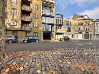 Ontdek dit uitzonderlijke eigendom in het centrum van Kortrijk! Dit triplex appartement biedt niet alleen een unieke woonervaring, maar ook...