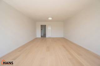 Dit lichtrijke appartement op de tweede verdieping geniet van een uitstekende ligging nabij alle voorzieningen. Het appartement werd recent gerenoveerd en beschikt over een inkomhal met vestiairekast, een apart toilet, een ingerichte badkamer, een gezellige leefruimte en een volledig geïnstalleerde keuken. Verder zijn er twee comfortabele slaapkamers, waarbij één slaapkamer toegang biedt tot het ruime terras over de volledige breedte van het appartement.<br /><br />Met zijn recente renovatie, gunstige EPC-score en praktische indeling vormt dit appartement een ideale investering of aangename woonst.<br /><br />Er bestaat bovendien de mogelijkheid om een garagebox aan te kopen aan € 25.000. De aankoop hiervan is volledig vrijblijvend en niet verplicht.<br /><br />De gemeenschappelijke kosten zijn momenteel nog niet definitief vastgelegd, maar zullen naar verwachting beperkt blijven tot enkel de kosten van de minuterie (verlichting gemeenschappelijke hal) en de blokpolis. Deze worden voorlopig geraamd op ongeveer € 20 per maand.<br /><br />Extra troeven:<br /><br />Recent gerenoveerd appartement;<br />Terras over de volledige breedte;<br />Mogelijkheid tot aankoop garagebox;<br />Lage vermoedelijke gemeenschappelijke kosten;<br />Individuele nutsvoorzieningen;<br />Gunstig EPC;<br />Uitstekende ligging.<br /><br />De beschikbare documenten kan u terugvinden via de downloads op onze website.<br />Voor meer informatie kan u terecht op www.hansvastgoed.com of contact opnemen via info@hansvastgoed.com of +32 3 366 05 30.