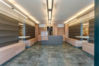 Commercieel uitstekend gelegen handelshuis aan de Grote Markt van Tongeren bestaande uit een handelsruimte + prachtig gerenoveerd duplex appartement met een Hammam, 2 sauna's en 2 terrassen. Het handelspand ligt in het centrum, temidden verschillende horecazaken en handelsuitbatingen zoals o.a. Hema, Standaard Boekenhandel, Hunkemöller, Riverwoods.... Ruime parkeergelegenheid in de nabije omgeving. Perceel is 1a02ca groot. Het gebouw is voorzien van een lift + HR beglazing, ALU. CV op mazout. Kelder aanwezig.<br /><br />INDELING COMMERCIELE RUIMTE (ong. 252 m²): Handelsruimte voorzien van inbouwkasten en toonbank; Praktijkruimte voorzien van inbouwkasten met werktablet en lavabo met kraan; Geïnstalleerde keuken voorzien van ingebouwde vaatwasser (Siemens) en ingebouwde frigo (Siemens); Apart toilet.<br />Airco aanwezig.<br />E-Label: B - GEEN renovatieverplichting. <br /><br />INDELING WOONGEDEELTE (ong. 148m²) - EERSTE NIVEAU: Hall; Verschillende ontspanningsruimtes zoals een Hammamsauna afgewerkt met tegels en mozaïektegels; Finse sauna en Infraroodsauna; Doucheruimte afgewerkt met tegels en mozaïektegels; Apart toilet; Ruime (slaap)kamer voorzien van inbouwkast en wandkast met stenen werktablet dewelke toegang verleent tot het terras - TWEEDE NIVEAU: Hall; Lichtrijke leefruimte met een prachtig zicht op de Grote Markt; Geïnstalleerde keuken voorzien van een granieten keukentablet en spatwand, dubbele spoelbak, elektrische kookplaat, dampkap (Siemens); De Keuken geeft toegang tot het ruim terras met een spectaculair zicht op de Onze-Lieve-Vrouwebasiliek; Apart toilet - DERDE NIVEAU: Hall; Badkamer voorzien van een ligbad en badkamermeubel met dubbele lavabo; Apart toilet; 2 Slaapkamers waarvan 1 met dressing.<br />E-Label: B - GEEN renovatieverplichting. <br /><br />Meer info of bezichtiging bel Dario op 0472/09.27.56 of 011/22.19.17 of www.limburgsvastgoed.be