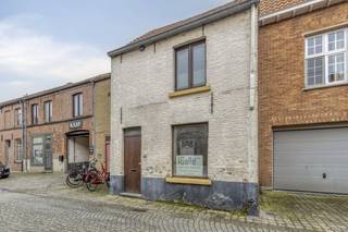 Gelegen in de rustige Groenestraat, bevindt u zich hier op wandelafstand van de Markt, diverse winkels en gezellige eetgelegenheden. Dit stukje vastgoed biedt de unieke kans om een woning volledig naar eigen smaak in te richten in de historische binnenstad.De indeling van het huis is als volgt:Gelijkvloers:- inkomhal met apart toilet - woonkamer met mogelijkheid voor een open keuken- stadskoer/buitenruimte, een grote troef in de binnenstadEerste verdiep: - nachthal - slaapkamer - badkamer- bureau Tweede verdiep: - slaapkamerWonen in Brugge betekent genieten van cultuur en geschiedenis, maar ook van een vlotte bereikbaarheid. Het station en het openbaar vervoer zijn vlakbij, en via de ring bent u snel op weg naar andere bestemmingen.De aanwezigheid van een buitenruimte in het centrum van Brugge maakt dit aanbod extra aantrekkelijk.