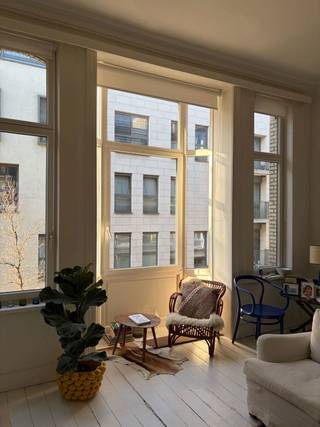 Appartement de caractère très lumineux au cœur du sud d'Anvers<br />Situé dans une rue calme à proximité des Zuiderdokken, à quelques pas des quais de l'Escaut, avec de nombreux restaurants, bars et cafés dans les environs immédiats, et à proximité des transports en commun, de plusieurs supermarchés, écoles et autres commodités. <br />Cet appartement meublé plein de charme allie des éléments classiques au confort moderne. Le salon se caractérise par de hauts plafonds et une baie vitrée agréable, qui a été entièrement rénovée à l'extérieur. La baie vitrée est le cœur de la pièce : elle laisse entrer une lumière naturelle abondante et la cheminée d'origine a été conservée comme pièce maîtresse. En été, la baie vitrée peut être ouverte, ce qui permet de fusionner sans effort l'espace intérieur et extérieur.<br />La cuisine, prolongement du salon, dispose d'un coin café et donne sur la terrasse, où le soleil brille le matin - parfait pour un brunch détendu ou un moment de calme matinal.<br />La chambre est équipée d'armoires encastrées et dispose d'un accès direct à la terrasse et à la salle de bains, qui a été entièrement rénovée l'année dernière. La salle de bains est agrémentée de touches de marbre et dispose d'une grande douche à l'italienne, pour une sensation de luxe et de modernité.<br />Côté pratique, l'appartement dispose d'un débarras séparé à l'intérieur de l'appartement avec lave-linge, sèche-linge et espace de rangement supplémentaire, ainsi que d'un espace de rangement au sous-sol pour le matériel supplémentaire ou les vélos. <br />Un lieu idéal alliant confort, ambiance et fonctionnalité, parfait pour ceux qui recherchent la lumière, l'espace et une expérience de vie agréable.