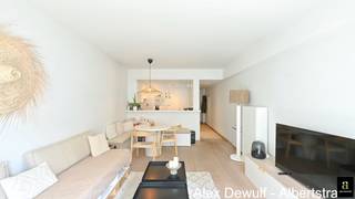 Instapklaar 1-slaapkamerappartement op een topligging te Knokke gelegen op enkele passen aan het Rubensplein. <br />Kleinschalige goed onderhouden residentie: volledig nieuwe voorgevel en terrassen ook de inkomhal werd vernieuwd. <br />Samenstelling: Inkomhal, apart toilet, open keuken met berging (voor wasmachine en droogkast) woonkamer met schuifraam dat uitgeeft op het brede zuidgerichte terras aan de straatzijde. Badkamer en ruime slaapkamer met terras. Parketvloer. <br />Grote kelder inbegrepen. <br />[EPC: 312 kWh/m² UC: 2206857)