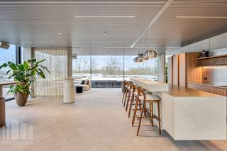 Bent u op zoek naar een unieke kantoorruimte op een<strong> toplocatie met onmiddellijke verbinding naar belangrijke snelwegen</strong>? Dan is deze kantoorruimte van 310 m² met 115 m² terras op de 4de verdieping van de innovatieve en <strong>hypermoderne bedrijvencampus 'O-Forty'</strong> precies wat u zoekt. Gelegen naast op- en afrit 9 Oostkamp én met visibiliteit langs de E40 biedt deze ruimte een uitstekende bereikbaarheid.<br /><br />De kantoren zijn casco+ afgewerkt met klimaatplafond en tapijttegels. U kunt ook gebruik maken van de gemeenschappelijke refter/ontspanningsruimte en extra vergadermogelijkheden (en seminarie ruimtes) in toren 'B'. <br /><br />Deze bedrijvencampus biedt nog vele andere voordelen, zoals een event space, coworking space, foodbar, fitness, padel, badgesysteem, pakjesmuur en ruime boven en ondergrondse parkeermogelijkheden. Onmiddellijk beschikbaar!<br /><br />Neem contact op met <strong>PANORAMA B2B</strong> voor bijkomende inlichtingen, plannen of een vrijblijvend plaatsbezoek via <strong>0479 70 70 73</strong>.