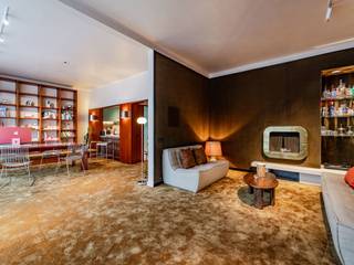 Op ideale locatie, in de buurt van de winkels van het Sint-Pietersplein en het groene Brugmannpark, biedt dit appartement met twee slaapkamers een tijdloze sfeer. Het appartement is met zorg voor detail herontworpen door architect Maxime de Campenaere, die de historische elementen heeft benadrukt en tegelijkertijd de tijdloze esthetiek van de jaren 70 heeft beklemtoond.<br /><br />Het appartement vormt een perfecte harmonie tussen oud en modern en bestaat uit een inkomhal die toegang geeft tot de ontvangstruimtes rond een prachtige open haard in messing, die een zachte en verfijnde sfeer creëert. In de keuken zorgt het Forest Green marmeren werkblad voor een natuurlijke elegantie en een luxueuze uitstraling, terwijl de edelhouten doorgeefluik is bedoeld als overgangselement tussen de keuken en de eetkamer. Het slaapgedeelte bestaat uit twee comfortabele slaapkamers en een badkamer met natuurlijke tinten. Een afgesloten garage en een buitenparkeerplaats maken dit geheel compleet.<br /><br />Overige: gepantserde deur, individuele condensatieketel (gas), kelder, gedeeld terras op de bovenste verdieping van het gebouw.<br /><br />De wijk Brugmann staat bekend om zijn levenskwaliteit. Het is een rustige en groene wijk, omringd door winkels en restaurants, met gerenommeerde scholen. Gemakkelijke en snelle toegang tot het openbaar vervoer.<br /><br />Voor meer informatie kunt u contact opnemen met Bertrand de Moffarts op +32 (0) 475 944.508.