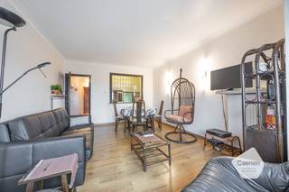 Gelegen in het hart van Westende-Bad, in residentie La Caravelle, bevindt zich dit instapklare en deels vernieuwd appartement. Dankzij de uitstekende ligging op slechts <strong>100 meter van het strand</strong> en in de onmiddellijke nabijheid van winkels, bakkers, slagers en horecazaken, geniet u hier van optimaal comfort en gemak;<br /><br />Het appartement heeft een totaal bewoonbare oppervlakte van <strong>70m²</strong>, heeft een gunstig <strong>EPC-label: C</strong> en wordt verwarmd via <strong>aardgas</strong>;<br /><br />De indeling is als volgt: een inkomhal, <strong>twee ruime slaapkamers (</strong>waarvan één met een terrasje), een vernieuwde badkamer met dubbele lavabo en inloopdouche, een apart toilet, een keuken met alle voorzieningen, een eethoek en een lichtrijke leefruimte;<br /><br />Het appartement onderging reeds verschillende renovaties, waaronder de <strong>vernieuwing van de badkamer</strong>, de <strong>elektriciteit</strong> en de <strong>vloer</strong>;<br /><br /><u>Troeven: </u><br />*Topligging centrum Westende-Bad<br />*Vlakbij zeedijk en alle voorzieningen<br />*Gerenoveerd<br />*2 ruime slaapkamers <br />*Moderne badkamer met inloopdouche<br />*EPC-label: C<br />*Ideaal als woonst, investering of tweede verblijf. <br /><br />Interesse? Contacteer ons vandaag nog voor meer informatie of een bezoek via 058 62 30 30 of per e-mail.<br /> 
