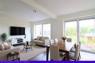 Composition :Sous-sol: hall/dégagement : 6,90 m², WC indépendant : 2,20 m², cave: 8,35 m², buanderie ; 11,58 m².Rez-de-Chaussée : Hall d'entrée :...