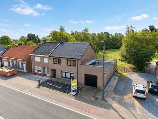 Ruime instapklare woning (EPC B) op prachtig perceel! <br /><br />Deze mooi gerenoveerde woning heeft veel ruimte en een groot perceel om ultiem te genieten van buitenruimte. <br /><br />We betreden de woning via de inkomhal die toegang geeft naar de zeer ruime woonkamer. Deze is voorzien van een pelletkachel en geniet van lichtinval vanwege de grote raampartij vooraan. De uitbouw met praktisch en volledig ingerichte keuken geeft connectie naar de tuin en is voorzien van airco. Verder vinden we op het gelijkvloers een berging, prachtige badkamer met bad, douche en lavabomeubel, dressing, apart toilet en garage. <br /><br />Op de eerste verdieping zijn er 3 volwaardige slaapkamers, opnieuw een apart toilet en een vaste trap naar de bergzolder. <br /><br />Troeven:<br />- 10 Zonnepanelen<br />- Elektriciteit conform t.e.m. 2051<br />- Zeer gunstig EPC <br />- Airco's<br />- Elektrische rolluiken overal<br /><br />Wens je een bezoek? Contacteer ons op het nummer 014 58 02 08 of via info@immovl.be.