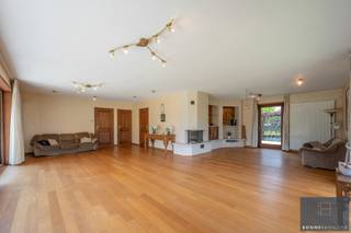 Ontdek deze uitzonderlijk ruime en lichtrijke villa, gelegen in een rustige en residentiële omgeving in Sint-Kruis. Met een indrukwekkende bewoonbare oppervlakte van 392 m² en een kelder van maar liefst 75 m²(!) biedt deze woning een zeldzame combinatie van comfort, ruimte en veelzijdigheid.<br /><br />De leefverdieping verwelkomt u met een royale woon- en eetkamer die dankzij de grote raampartijen baadt in natuurlijk licht en uitkijkt op de groene tuin. De volledig uitgeruste keuken sluit hier perfect op aan. Daarnaast beschikt het gelijkvloers over een stijlvolle inkomhal met ingebouwde vestiaire en gastentoilet, een afzonderlijk bureau en een dubbele garage met automatische sectionaalpoort.<br /><br />Op de verdieping bevinden zich vier ruime slaapkamers, twee volwaardige badkamers en een praktische was- en strijkruimte. De lichtrijke nachthal versterkt het open en aangename gevoel. Via een vaste zoldertrap bereikt u bovendien de ruime zolderverdieping, die tal van mogelijkheden biedt.<br /><br />Ook op energetisch vlak scoort deze woning uitstekend. Dankzij de aanwezige zonnepanelen en het gunstige EPC-label B geniet u van een energiezuinige en toekomstgerichte woonst.<br /><br />Voor meer informatie of voor het inplannen van een bezoek, contacteer Bonne Vastgoed via info@bonnevastgoed.be of via 050/73.73.73.