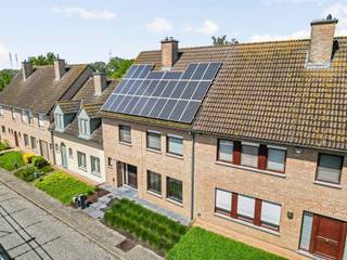 <p><span>Welcome to this beautiful, move-in-ready home in Kaster—a modern, energy-efficient family home that will meet all your expectations. With a living area of 194 square meters on a 210-square-meter lot, this home offers excellent possibilities for a family.</span></p><p><span> </span></p><p><span>This well-organized home features four spacious bedrooms, ideal for a growing family or for a home office. The modern bathroom is fully equipped with a bathtub and a walk-in shower, featuring luxurious finishes.<br /><br /></span></p><p><span>The kitchen is a highlight of this home, equipped with all modern appliances and creating an elegant and functional kitchen space. The open connection to the dining and living room makes it an ideal social hub of the house.</span></p><p><span> </span></p><p><span>The living room is spacious and bright, with large windows that let in plenty of natural light and offer views of the surroundings. The modern decor with minimalist details gives the interior a contemporary character.</span></p><p><span> </span></p><p><span>With 32 m² of solar panels on the roof, this home is highly energy-efficient.</span></p><p><span> </span></p><p><span>The home features a practical laundry room with space for a washer and dryer, and plenty of storage throughout the house for added convenience in daily life.</span></p><p><span> </span></p><p><span>Outside, you’ll find a beautifully landscaped garden with patio areas and a modern outbuilding, ideal for cozy summer evenings.</span></p><p><span>The rear garage offers secure parking.</span></p><p><span> </span></p><p><span>This home in Kaster combines modern comfort with practical family living and sustainability, making it an attractive option for those seeking quality and style.</span></p>