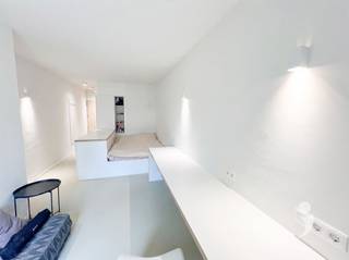 <p><span>*</span><span> Bezoek aan te vragen via student@immolivit.be </span></p><p><span> </span></p><p><span>Project Archive 0.2 bevindt zich aan de Mechelsestraat 165, een historische en charmante straat in het hart van Leuven, vlakbij het bruisende stadscentrum en op wandelafstand van de universiteitscampussen. Deze locatie combineert de sfeer van het oude Leuven met de dynamiek van het studentenleven.</span></p><p><span> </span></p><p><span>Dankzij de centrale ligging is Archive 0.2 vlot bereikbaar met de fiets, te voet en via het openbaar vervoer. In de directe omgeving vind je tal van gezellige eet- en studeerplekjes. Het project biedt moderne en comfortabele studentenkamers, perfect afgestemd op de noden van studenten die op zoek zijn naar rust, comfort en een inspirerende woonomgeving in Leuven.</span></p><p><span> </span></p><p><span>Deze kamer is gelegen aan de achterkant van residentie Archive 0.2 op de gelijkvloerse verdieping en beschikt over een eigen badkamer met wastafel, douche, en toilet. Daarnaast is er ook een ingebouwde koelkast. Vanuit de kamer heb je ook nog eens toegang tot het privé terras en de gemeenschappelijke tuin.</span></p><p><span>Voor het kookplezier kan er gebruik gemaakt worden van de gemeenschappelijke keuken met eigen keuken locker tevens is er ook een gemeenschappelijke ontspanningsruimte. </span></p><p><span> </span></p><p><span>Voor deze kamer bedraagt de maandelijkse huurprijs €780 exclusief de forfait voor nutsvoorzieningen van €80/maand.</span></p><p><span> </span></p>