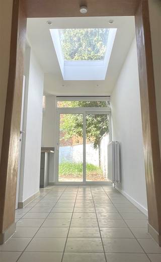 Surf naar www.abricasa.be en plan jouw verhuurafspraak in samen met onze digitale assistente Alice!Welkom in dit recent opgefriste gelijkvloers appartement in de gezellige Paulus Beyestraat, op een steenworp van ’t Rivierenhof – dé groene long van Antwerpen.Deze woning combineert comfort met rust:🛠️ Volledig opgefrist met een nieuwe keuken en badkamer🌿 Privatief tuintje waar je je groene vingers helemaal in kwijt kunt🏠 Kleinschalig gebouw met slechts 2 appartementen – dus lage gemeenschappelijke kosten📍 Toplocatie vlak bij parken, winkels, openbaar vervoer en de Antwerpse ringBen je op zoek naar een praktische woning met een persoonlijke touch, waar je binnen én buiten kan genieten? Dan is dit instapklare appartement precies wat je zoekt.- EPC: 202kWh/m² UC: 20211222-0002515222-RES-1- Maandelijkse kosten: geen- Huurwaarborg: 2.370,- euro (3 maanden huur) - Beschikbaar: 01/11/2026- Type contract: Bepaalde duur (1 jaar) (verlengbaar)Wens je jouw huis, appartement, bouwgrond of opbrengsteigendom te verkopen? Op zoek naar een vastgoedmakelaar voor de verhuur of het beheer van jouw eigendom(men)? Abricasa staat voor een persoonlijke én actieve vastgoedbegeleiding van A tot Z! Leer ons kennen! Bel ons voor een vrijblijvende afspraak op 03 259 04 04 of spring binnen op ons kantoor te Kasteelstraat 58 - 2000 Antwerpen! Je bent van harte welkom!