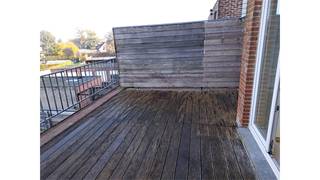 Een opgeschilderd duplex appartement bestaande uit een woonkamer met open keuken, 1 slaapkamer, badkamer, wasplaats, terras, lift,...