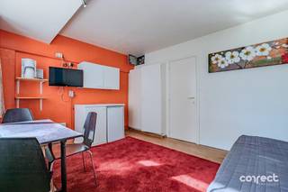 Gelegen in het groene en rustige Park Atlantis in De Haan, vindt u dit aangename vakantieappartement op het gelijkvloers van residentie ‘Orchidee’. Het appartement beschikt over een mooi open zicht en biedt een ideale uitvalsbasis voor wie wil genieten van de kust.De ligging is bijzonder aantrekkelijk: het strand en de zee bevinden zich op wandelafstand. Op het domein zelf kunt u gebruikmaken van verschillende faciliteiten, waaronder tennisbanen, speelpleinen en een petanqueplein.Het appartement omvat een leefruimte met basiskeuken, een aparte slaapkamer met tweepersoonsbed en een badkamer met douche, lavabo en toilet. Daarnaast beschikt het over een private berging, wat zorgt voor extra praktische opbergruimte.Het appartement biedt verschillende mogelijkheden en kan mits renovatie worden omgevormd tot een aangenaam vakantieverblijf aan de Belgische kust of een interessante investering.Let op: domicilie is niet toegestaan. Het appartement is onderworpen aan een renovatieplicht.📞 Contacteer Estée voor een bezoek: 0485 19 03 98 – estee@correctvastgoed.be👉 Online schattingstool: www.correctvastgoed.be/schatting