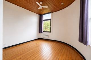 ENKEL VOOR STUDENTEN!!!<br />Ruime studentenstudio gelegen in de Steenbergstraat 2. Vlakbij campussen van de KUL en KDG Groenplaats. De studio heeft een eigen, keuken en badkamer. De maandelijkse lasten bedragen 75 euro inclusief water, elektriciteit, internet en onderhoud van de gemeenschappelijke delen. De totaalprijs is dus 615 euro. Huurperiode 15/09/2025 tot en met 10/09/2026. Geen domicilie mogelijk!