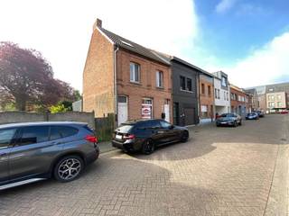 Deze deels te renoveren woning is gelegen in een doodlopende straat op wandelafstand van centrum en kort bij openbaar vervoer en oprit autosnelweg.<br />Inkom , lichtrijke leefruimte met volledig ingerichte open keuken, beneden nog een ruim bureel van ca 12 m2 of mogelijk 5 de slaapkamer.<br />Het eerste verdiep heeft 2 slaapkamers op laminaat en een grote badkamer met ligbad en inloopdoiuche .<br />Het tweede verdiep bevat nog 2 extra slaapkamers.<br />Via grote schuifraam aan leefruimte toegang tot zuid- oost georiênteerde tuin<br />Verder nog een kelder en aparte wasplaats/berging.<br /><br />Palton troeven:<br /><br />Aanbouw en keuken van 2015<br />Nieuwe CV van 2022<br />Nieuwe ramen en veluxen