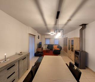 📍 Adres: Oeselgemstraat 39, 8720 WakkenIn een rustige straat nabij het centrum van Wakken bevindt zich deze alleenstaande woning (villa) met een...