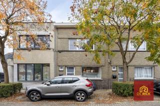 Deze stadswoning is zeer gunstig gelegen, op wandelafstand van het centrum, scholen, slager, supermarkt,.. Niettegenstaande de rustige ligging is de aansluiting met de autosnelweg niet veraf. Via de inkomhal kom je in de leefruimte; aansluitend geeft de eetplaats toegang tot de keuken en achtergelegen badkamer (met douche, toilet en wastafel). De veranda geeft uit op de gezellige stadstuin. Op de eerste verdieping zijn er 2 ruime slaapkamers en via een vaste trap heb je toegang tot een derde ruime slaapkamer. Het dak werd recent vernieuwd met een velux-raam