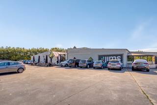 Unieke vastgoedopportuniteit! Dit veelzijdige pand van maar liefst 1.500 m² combineert een volledig uitgeruste fitness met een ruim, rustig...