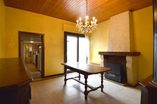 Op een vlot bereikbare ligging vinden we deze woning boordevol potentieel.<br />Dankzij de centrale ligging geniet u hier van een uitstekende bereikbaarheid, met winkels, scholen, openbaar vervoer en belangrijke invalswegen in de nabije omgeving.<br /><br />Indeling als volgt:<br />De woning verwelkomt u via de inkomhal, waar zich tevens een praktische bureauruimte bevindt. Een lichtrijke leefruimte sluit naadloos aan op de keuken, wat zorgt voor een aangename en functionele indeling.<br />Verder vinden we op het gelijkvloers nog een badkamer met zitbad en toilet. Aanpalend treffen we extra opslagruimte.<br /><br />Op de eerste verdieping bevinden zich 2 volwaardige slaapkamers. <br />Via een vaste trap bereikt u de zolderverdieping, die tal van mogelijkheden biedt: extra slaapkamers, hobbyruimte of master bedroom. U richt deze volledig in naar eigen wens.<br /><br />Buiten geniet u van een mooi stukje tuin waar het heerlijk genieten is.<br /><br />De absolute troef van deze eigendom is zonder twijfel de ruime opslagruimte van maar liefst 65,5 m², bereikbaar via de achterkant van het perceel.<br /><br />Ideaal voor zelfstandigen, hobbyisten of wie nood heeft aan extra stockageruimte.<br /><br />Mits enkele renovaties kan deze woning uitgroeien tot een echte parel op een centrale locatie.<br />Kortom, zeker een bezoek waard!<br /><br />Onze ref. DEV4930